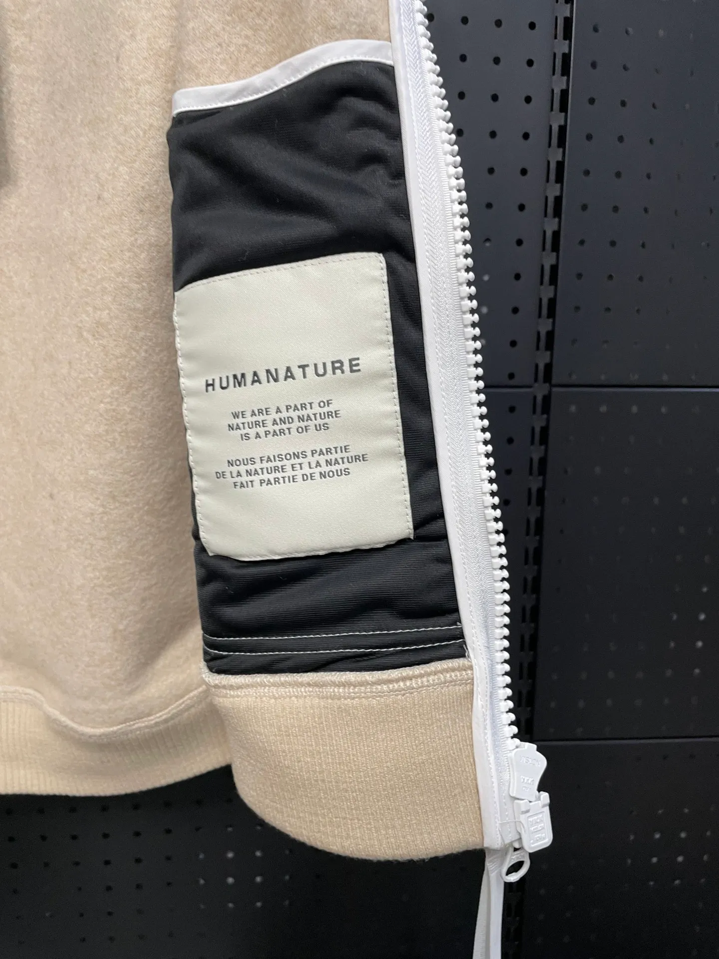 P600 Khaki CANADA GOOSE/Canada Goose Autumn and winter couple's fleece vest jacket 🔘Color: Black Gray Khaki Highest version Original fabric High version High quality) ⚠All details Fabric accessories craftsmanship (all 1:1 verified) (The owner is a "detail monster" so the goods he makes also pay attention to details) 1⃣ Distinguish the wrong version of the market goods: all go single line ❌ Our genuine 1:1 special machine presses the line (high requirements for machine workers) 2⃣ Differentiates the market from drawings and making goods. Fabric color difference is too big. You get what you pay for, not fast food. 3⃣ Differentiates the market from low-end versions to receive labels, hang tags, and wash labels. All our accessories are custom-made (approved level) 4⃣ Differentiates the market from the detail-free workmanship❌ Our workmanship: neckline, shoulder line, armholes, cuffs, hem (In order to increase the cost, we must also restore the original product: yoke taping, double needle threading🔍) Size: S-XXL
